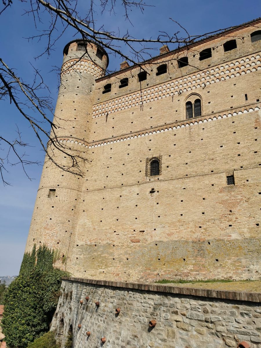 Castello di Serralunga d'Alba ben conservato in Piemonte