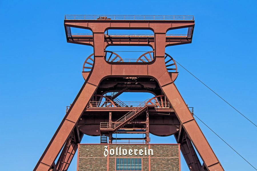 La torre del pozzo centrale del complesso industriale della miniera di carbone Zollverein a Essen.
