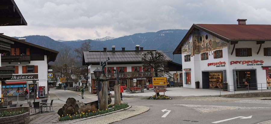 Incrocio stradale con fontana in legno nel centro di Reit im Winkl