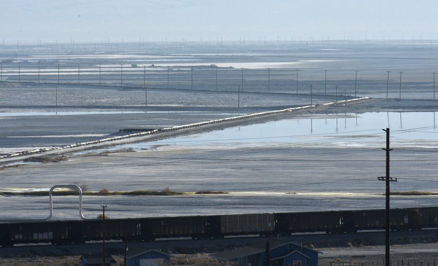 Vista del Searles Dry Lake a Trona, California, con colline e un treno in primo piano