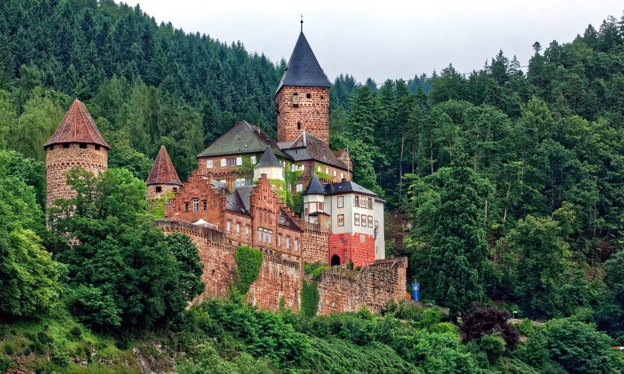 Castello di Zwingenberg sul Neckar sopra il paese