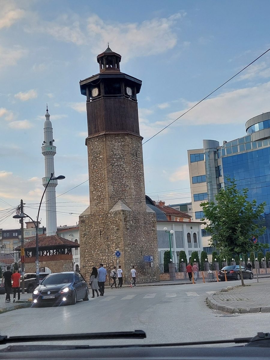 Torre dell'orologio di Gostivar con la moschea dell'orologio sullo sfondo