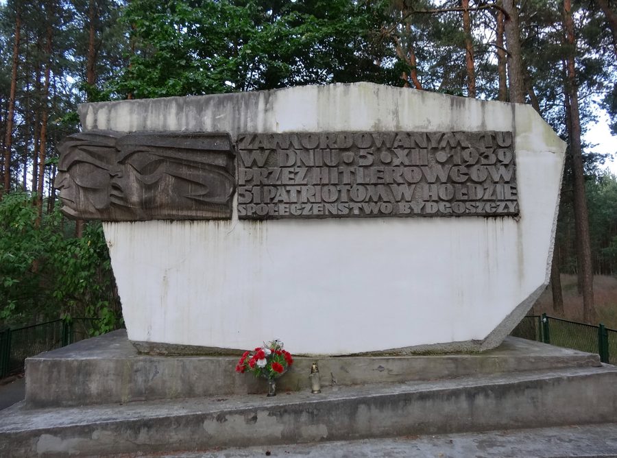 Pietra commemorativa nell’area boschiva della Puszcza Bydgoska presso Bydgoszcz