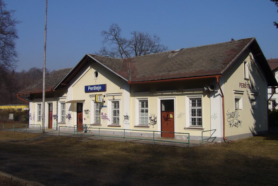 Stazione di Perštejn nella valle presso l’Eger