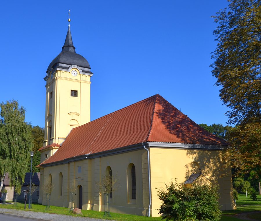 Chiesa di villaggio di Prötzel con torre barocca e navata