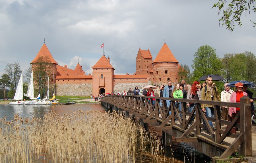 Castello su un’isola a Trakai nel paesaggio lacustre lituano