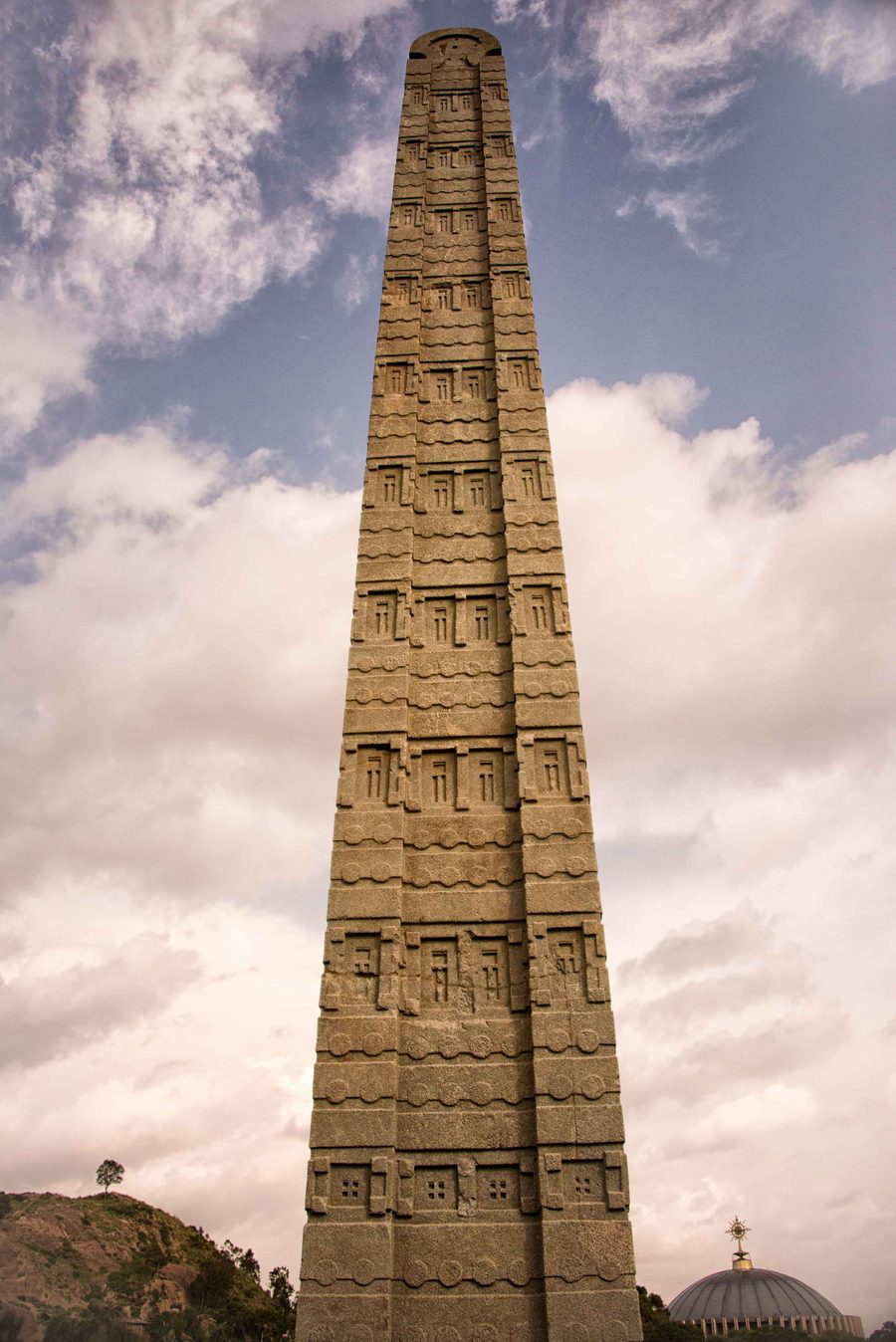 L’area degli obelischi di Aksum con un monumentale obelisco di pietra.
