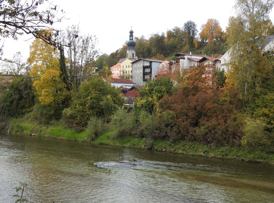 Vista sul centro storico di Trostberg sull'Alz dal ponte Ziegelauersteg