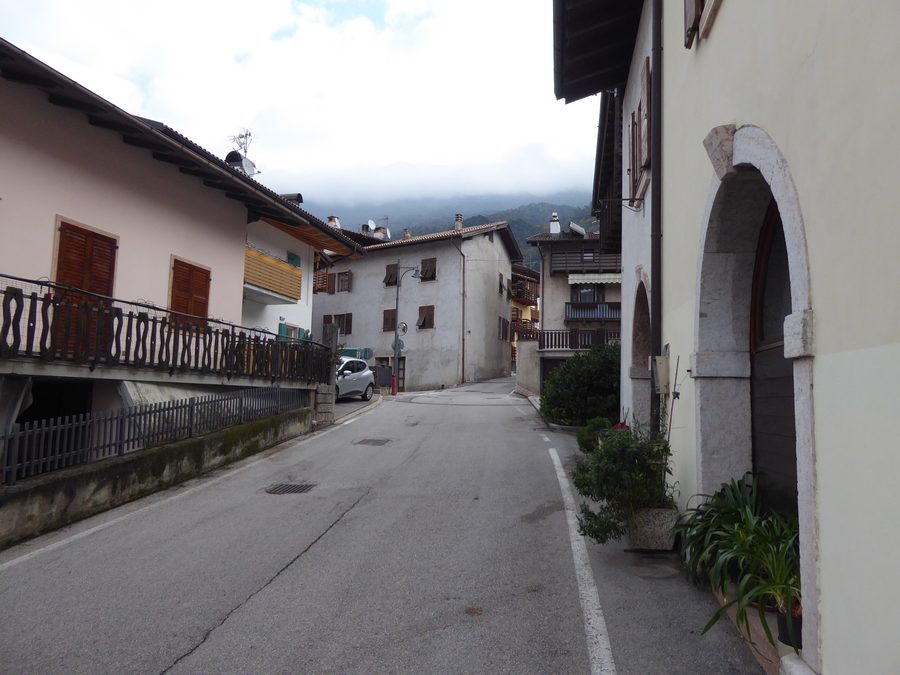 Vista di Stravino nel comune di Cavedine in Trentino