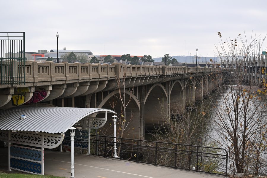Riverside Parks East Trail, l'Arkansas River e il ponte Eleventh Street a Tulsa