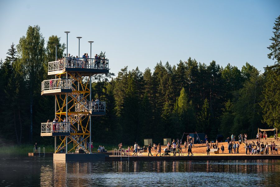 Torre per tuffi sulla riva del lago Vanamõisa a Tõrva, Estonia