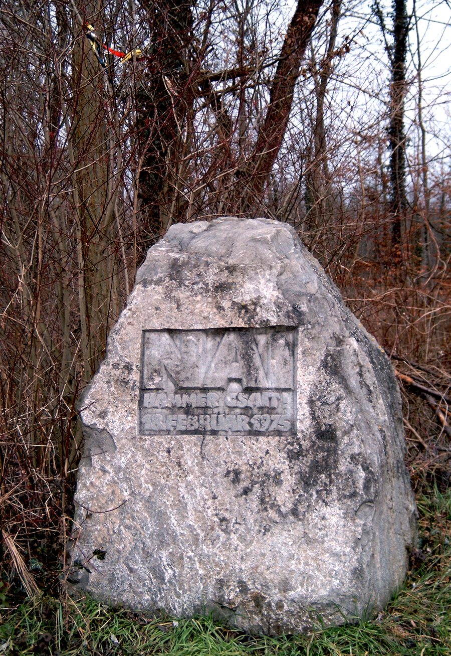 Cippo commemorativo con la scritta „NAI HÄMMER GSAIT! 18. FEBRUAR 1975“ a Wyhl