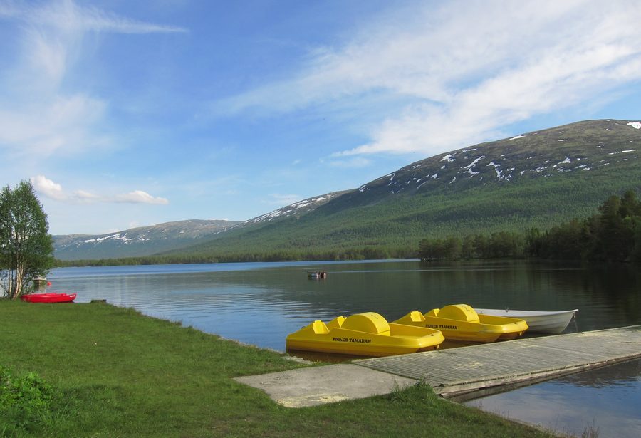Lesjaskogsvatnet con paesaggio montano presso Lesja