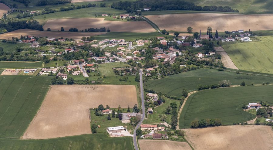 Vista aerea di Montcabrier, Tarn, Francia