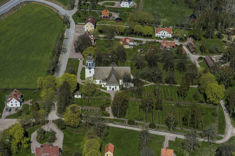 Säby kyrka nel paesaggio rurale vicino a Tranås, vista dall'alto