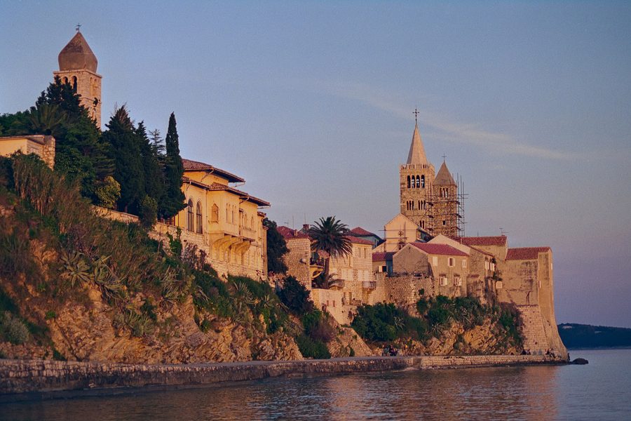Centro storico di Rab sull’isola di Rab con una silhouette urbana caratteristica