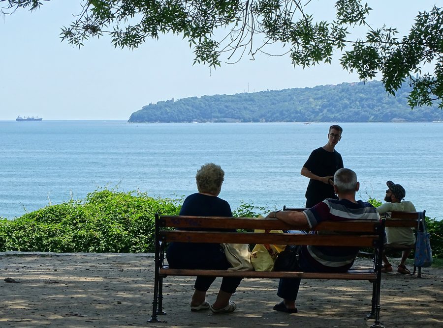 Scena nel Parco Primorski di Varna con il Mar Nero sullo sfondo