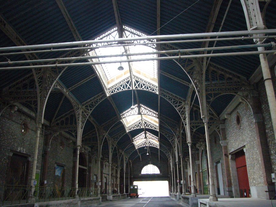Les établissements Byrrh à Thuir con la struttura del tetto realizzata dagli Ateliers Gustave Eiffel