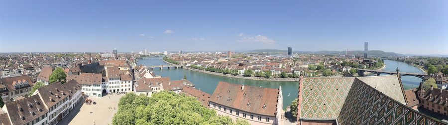 Vista dal Duomo di Basilea sulla Piazza del Duomo, il Reno e Basilea