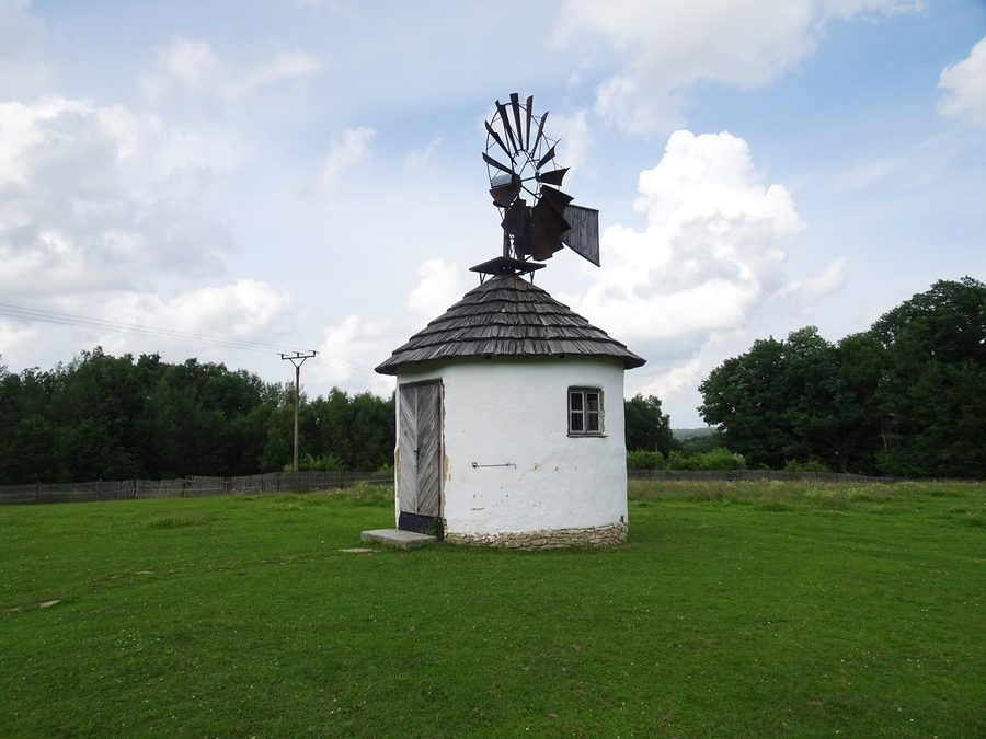 Mulino a vento a Jindřichovice pod Smrkem nel paesaggio rurale ai margini dei Monti Iser