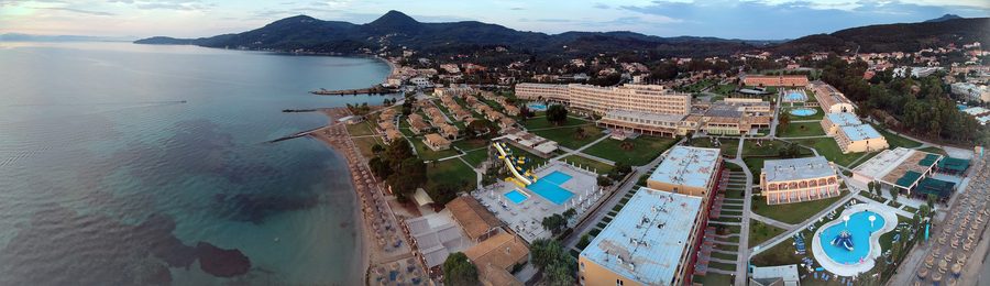 Area della spiaggia del Messonghi Beach Holiday Resort a Moraḯtika a Corfù