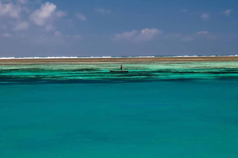 Spiaggia costiera vicino a Robinson Island a nord di Malindi sull’Oceano Indiano