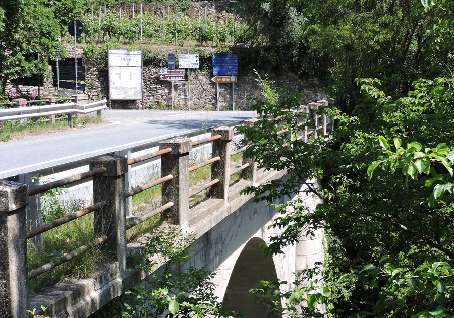 Ponte sul Giara di Rezzo nella Valle Arroscia in Liguria