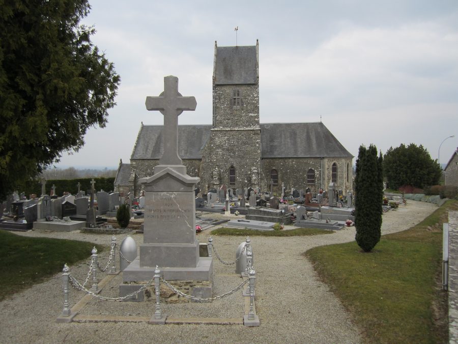 Vista esterna della chiesa parrocchiale di Saint-Martin a Monthuchon