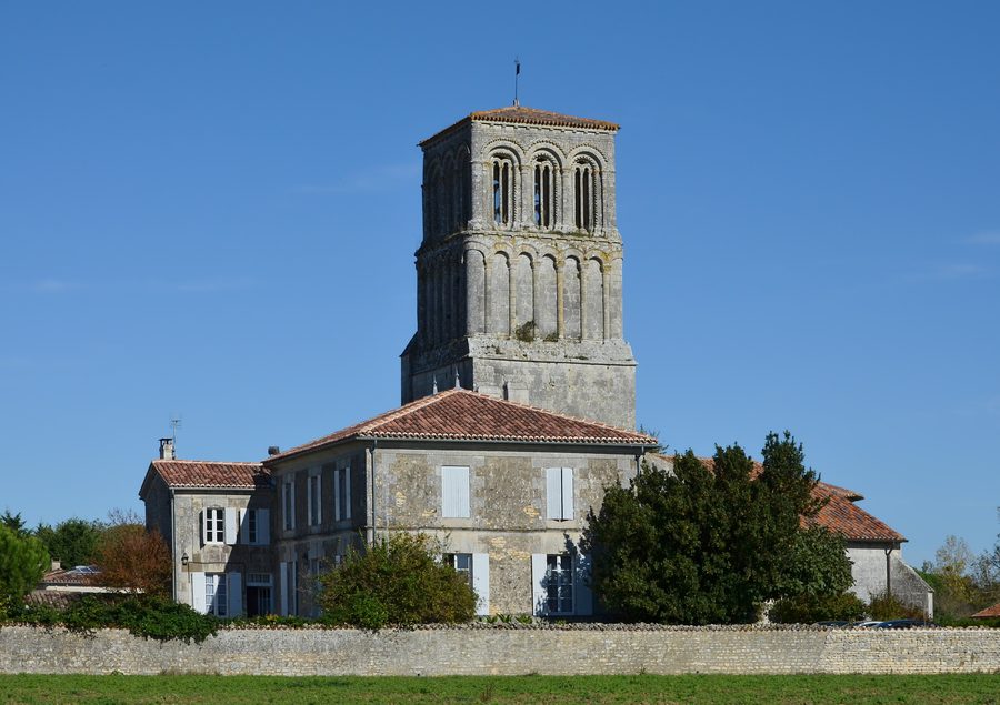 Campanile della chiesa di Thézac, visto dalla strada dipartimentale D138