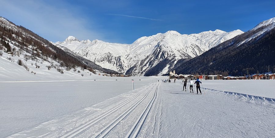 Pista da sci di fondo presso Obergesteln nella Goms davanti a un paesaggio alpino di montagna