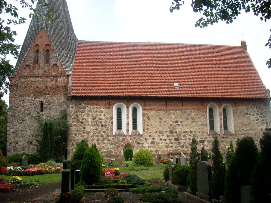 Chiesa del villaggio di Witzin, una chiesa in pietra da campo di epoca tardo-romanica nel Meclemburgo-Pomerania Anteriore