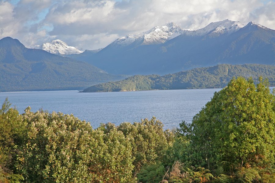 Lake Te Anau con montagne nella regione di Fiordland