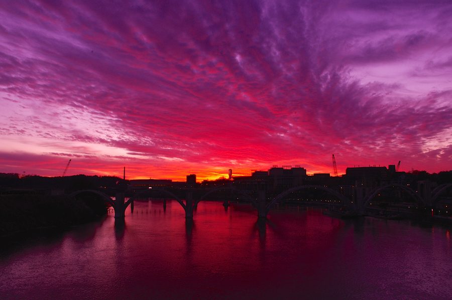 Vista dal Gay Street Bridge sul Tennessee River, sui ponti e sul panorama urbano di Knoxville al tramonto