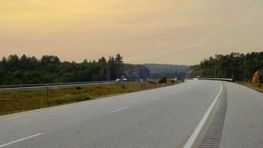 La Highway 69 attraversa il paesaggio di foreste e laghi nella parte non organizzata a nord del Distretto di Sudbury.