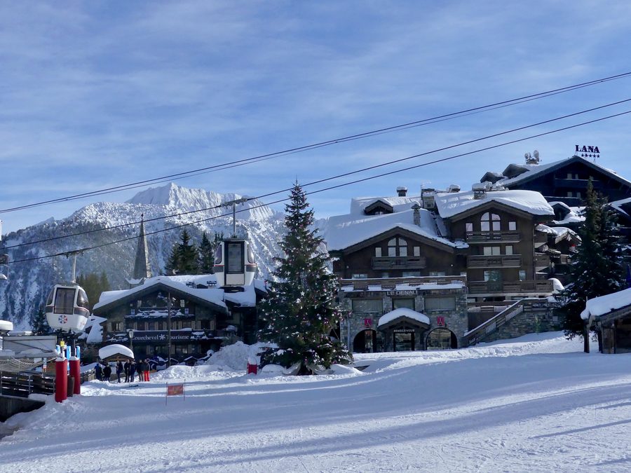 Courchevel 1850 al mattino prima di Natale con il centro del villaggio innevato