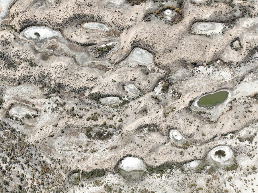 Vista aerea delle distese saline nella riserva di Pribalkhash vicino a Balkhash, Kazakistan.