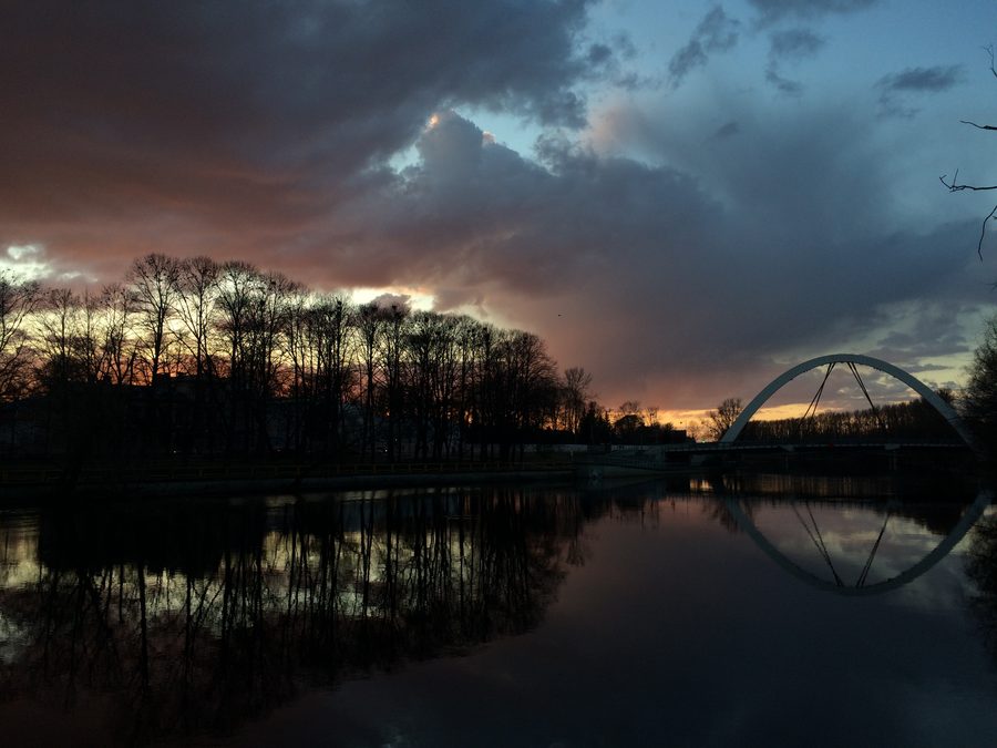 L’Emajõgi a Tartu con la riva del fiume e il paesaggio urbano