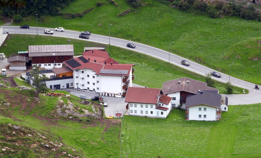 Edificio sull’Ebeneweg a Sölden con la strada del paese sullo sfondo
