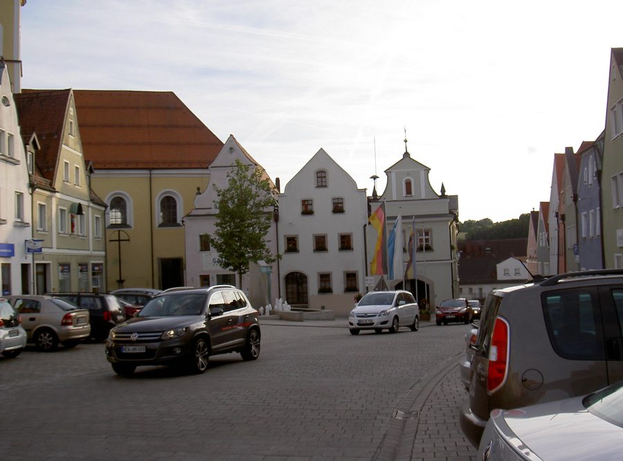 Piazza storica a Neustadt an der Waldnaab con case affacciate sulla piazza