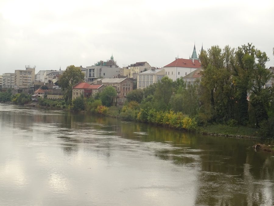 Vista da una passerella pedonale su Kolín e l’area di Kmochův ostrov