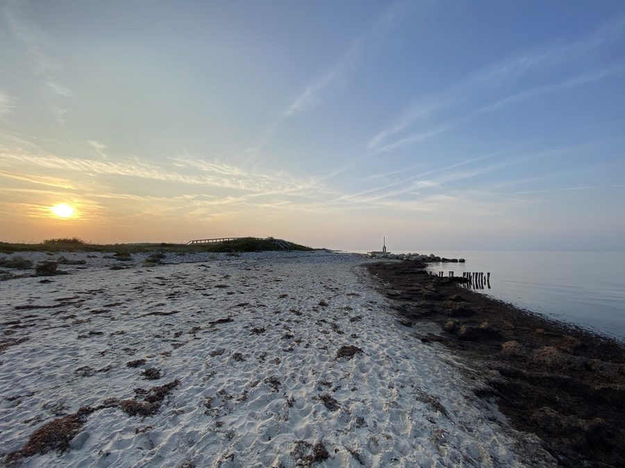 Spiaggia sabbiosa presso il Kleiner Binnensee vicino a Behrensdorf con vista sul Mar Baltico