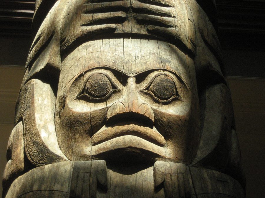 Un totem Haida scolpito proveniente da Tanu.