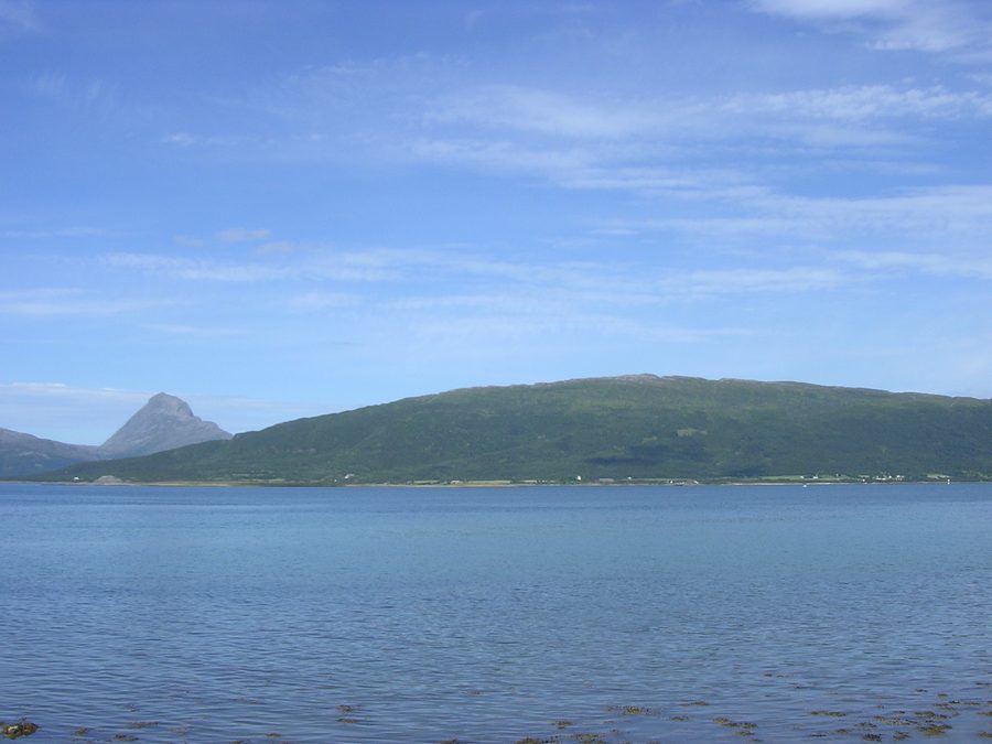 Handnesøya nel comune di Nesna, vista da Nesna, con la montagna Tomskjeveln sull’isola di Tomma sullo sfondo.