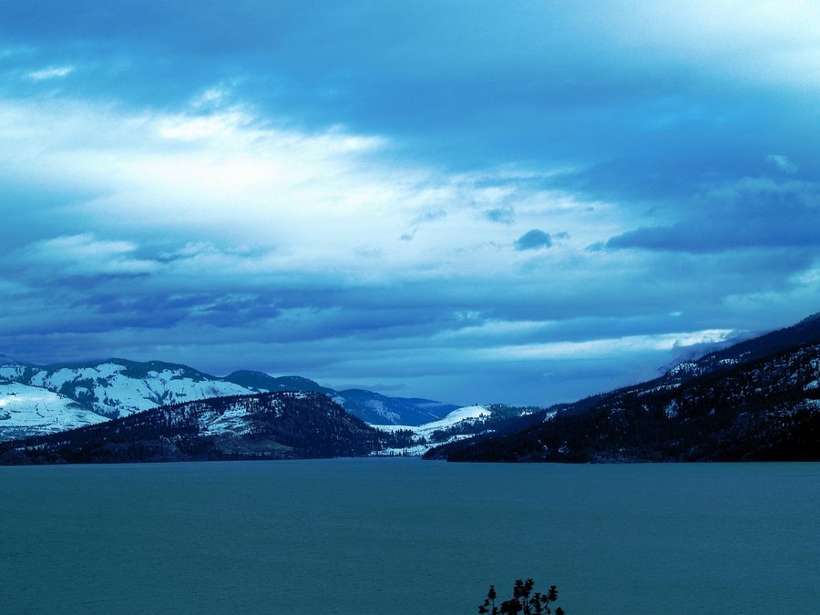 Mattina d’inverno sul Kalamalka Lake vicino a Vernon