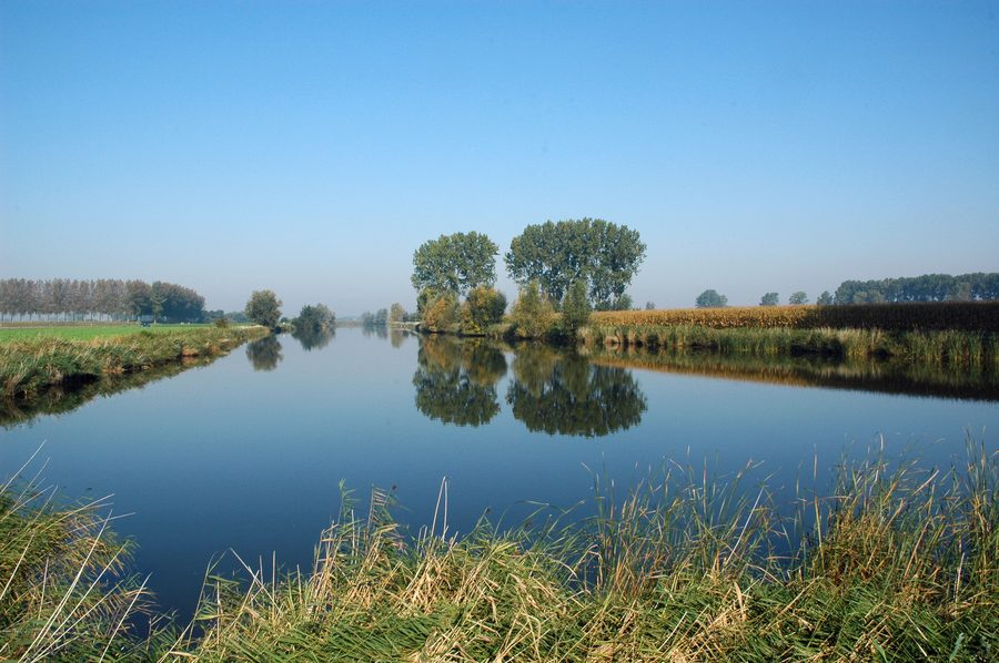 Vista sulla Hollandersgatkreek a Sint-Laureins con un paesaggio piatto di polder
