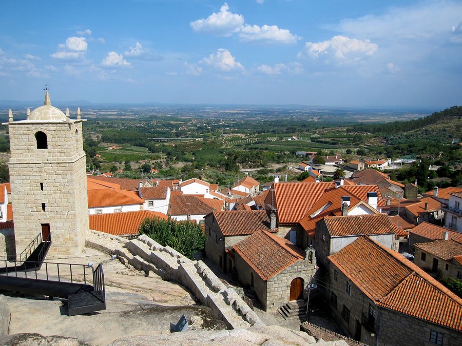 Vista del villaggio di Castelo Novo dal castello, con edifici storici e paesaggio circostante