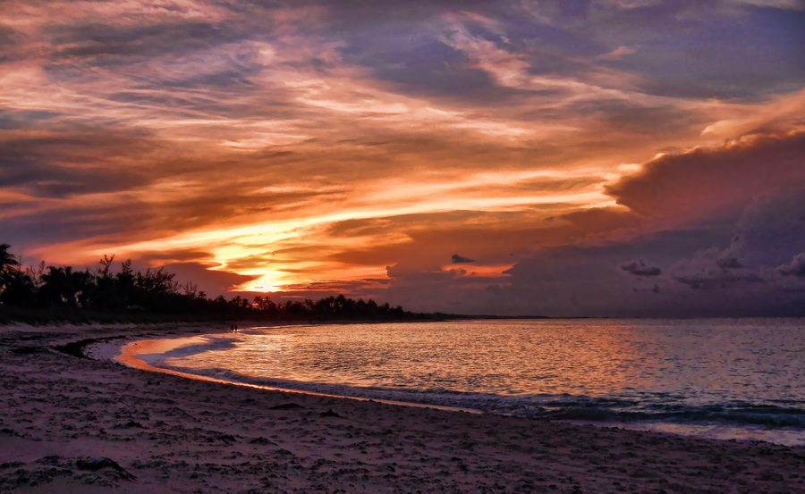 Tramonto su una spiaggia lungo la costa atlantica di Eleuthera alle Bahamas