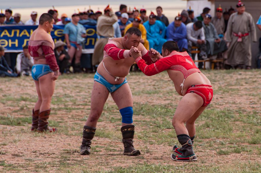 Lottatori al Naadam mongolo