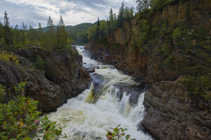 cascata Trongfossen nel fiume Namsen, Namsskogan
