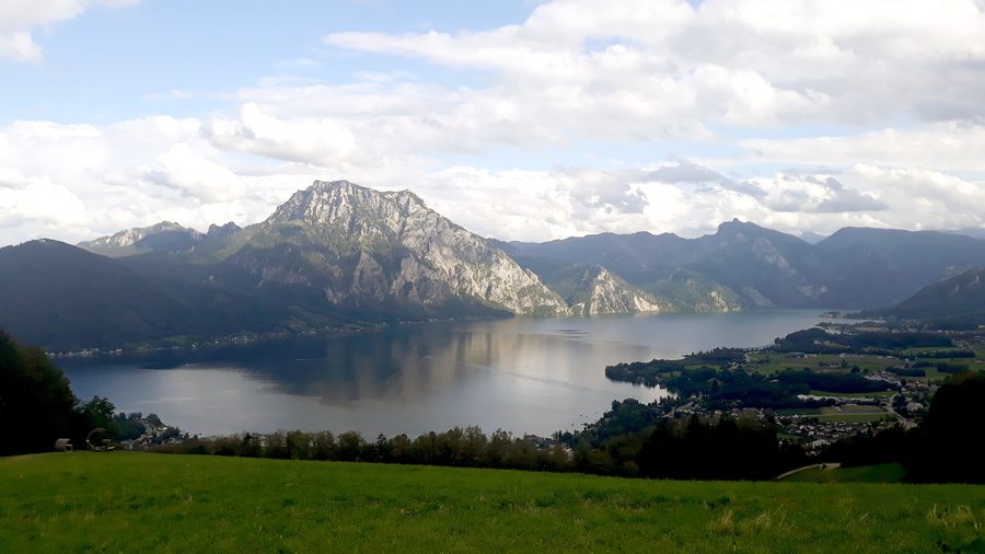 Vista sul Traunsee verso il Traunstein nel Salzkammergut.